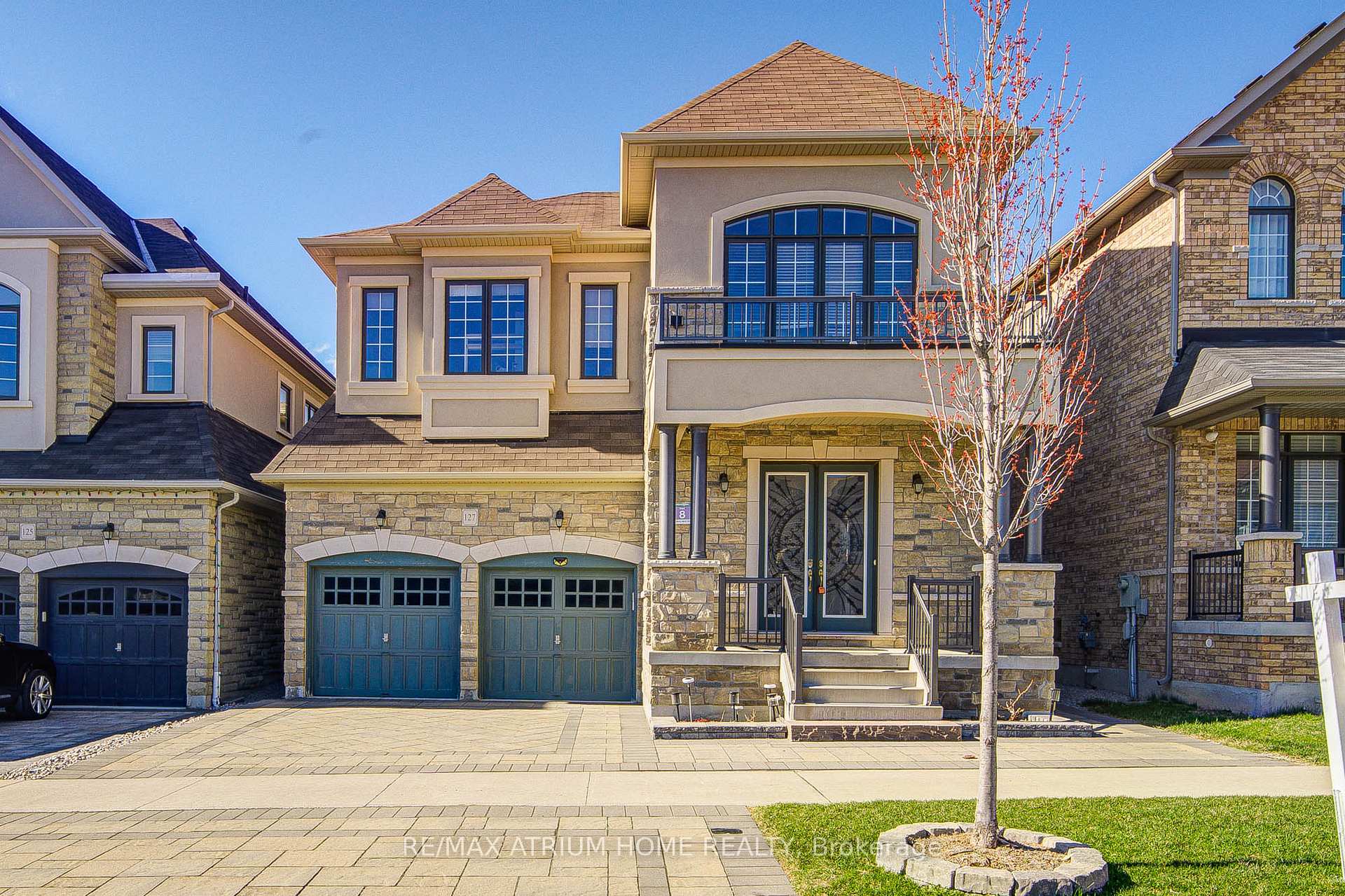 Front of 127 Maple Ridge Crescent