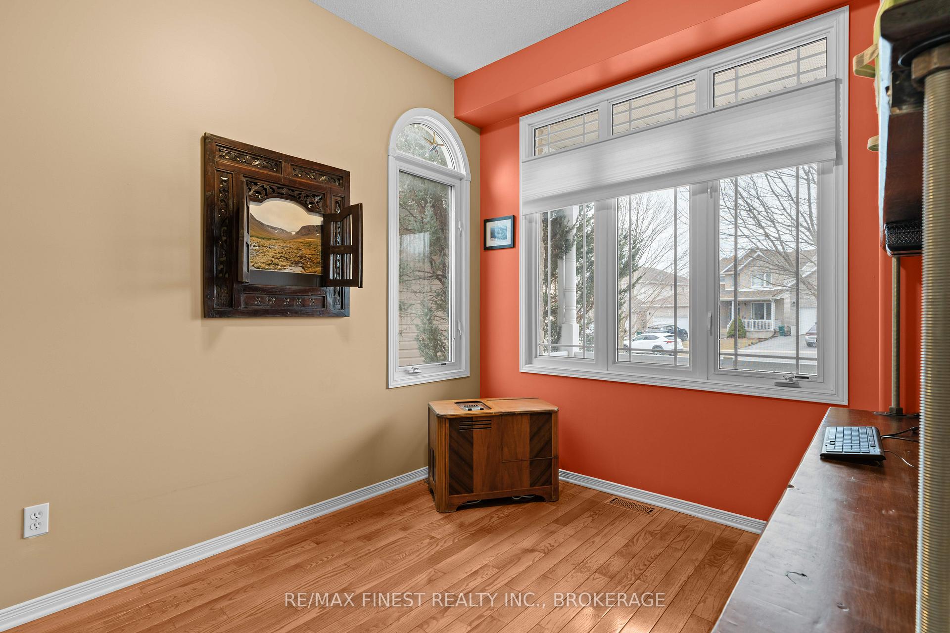 Photo 4 of 514 Weston Crescent, Kingston, East Gardiners Rd — HOMEH