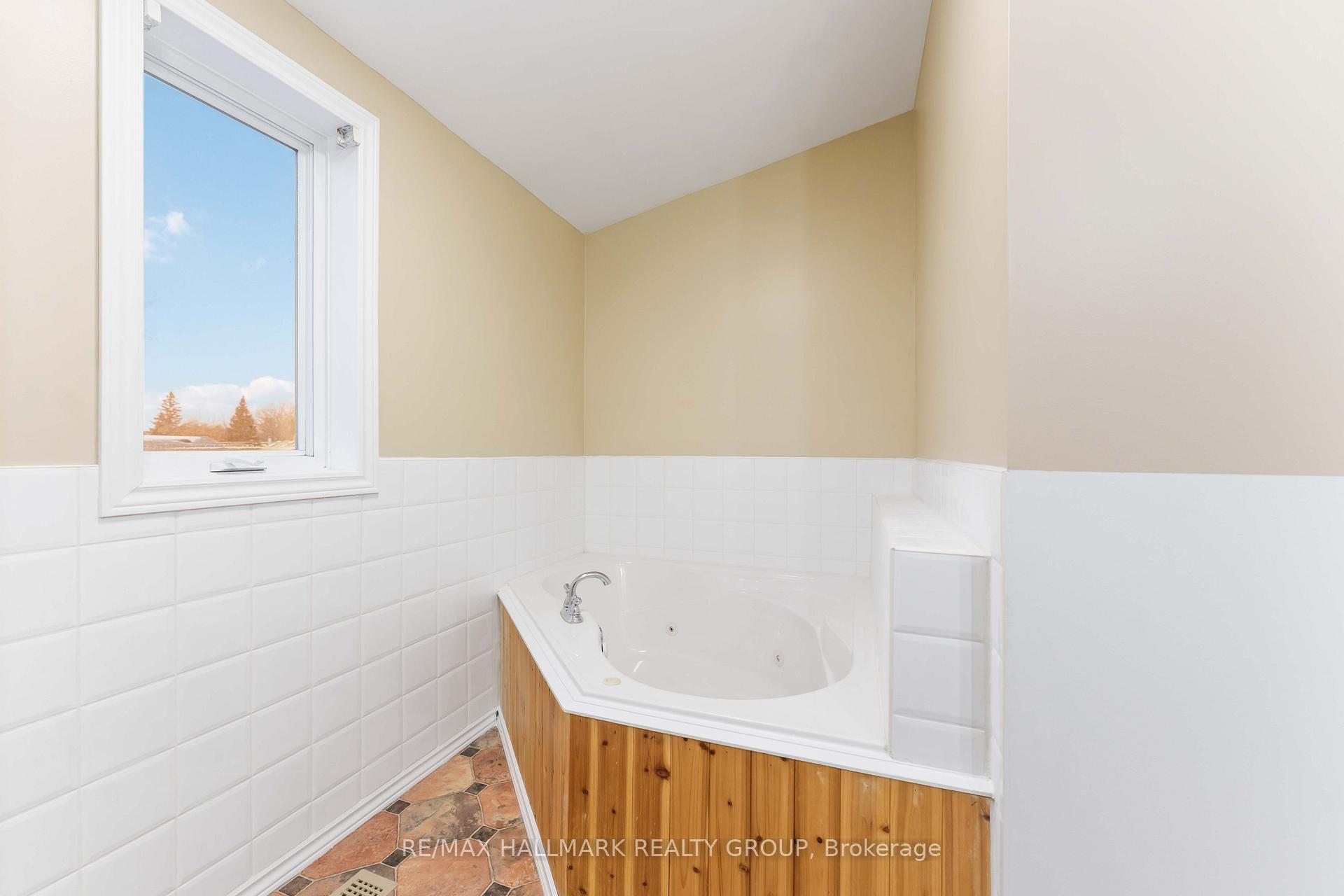 Photo 19 of 21 Montebello Lane, Ottawa, Kanata - Glencairn/Hazeldean — HOMEH