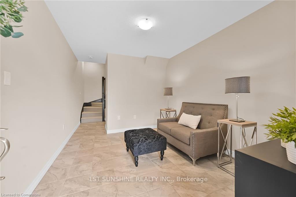Photo 19 of 11 Farley Lane, Hamilton, Meadowlands — HOMEH