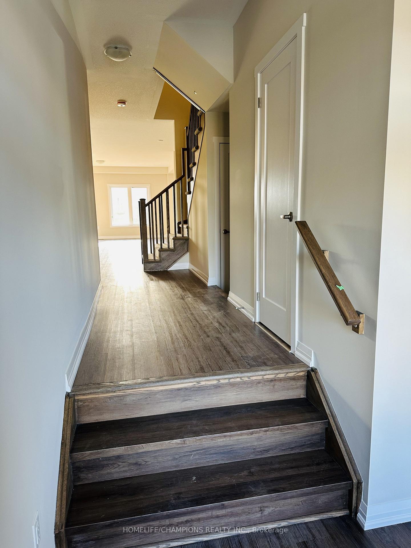 Photo 3 of 187 Lormont Boulevard, Hamilton, Stoney Creek Mountain — HOMEH