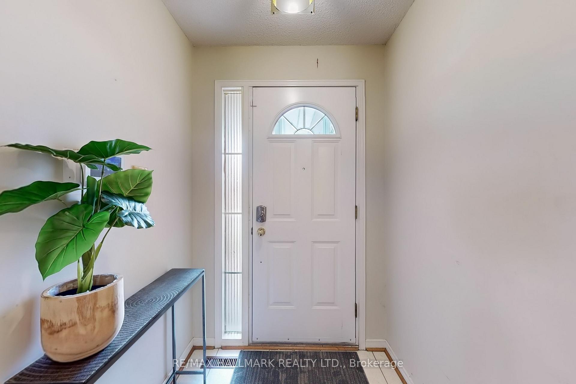 Photo 4 of 148 Irenemount Crescent, Markham, Middlefield — HOMEH