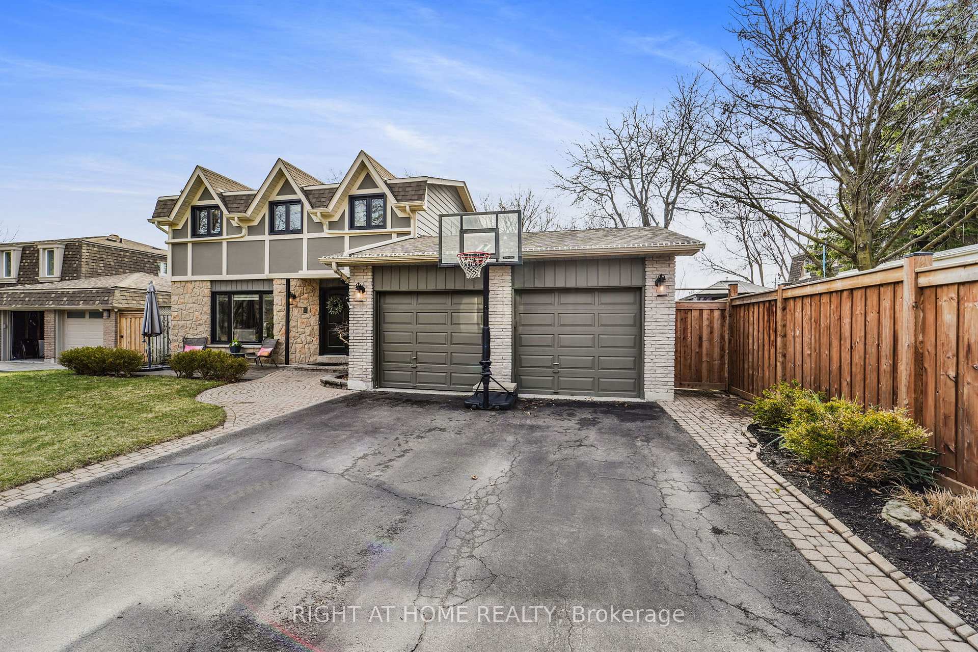 Photo 3 of 6 Jack Court, Markham, Markham Village — HOMEH