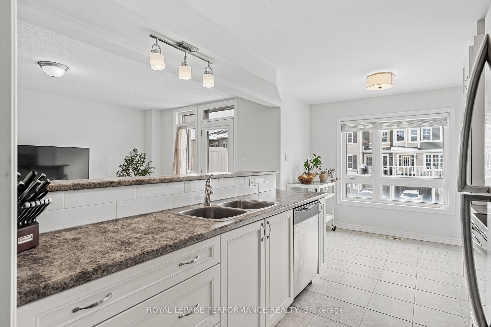 Photo 12 of 30 Squashberry Lane, Ottawa, Kanata - Emerald Meadows/Trailwest — HOMEH
