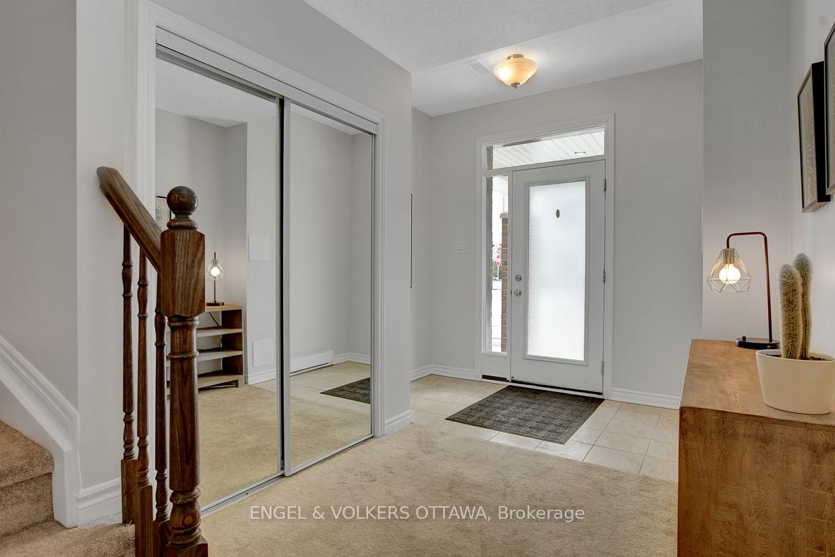 Photo 3 of 13 Caspian Row, Ottawa, Kanata - Emerald Meadows/Trailwest — HOMEH