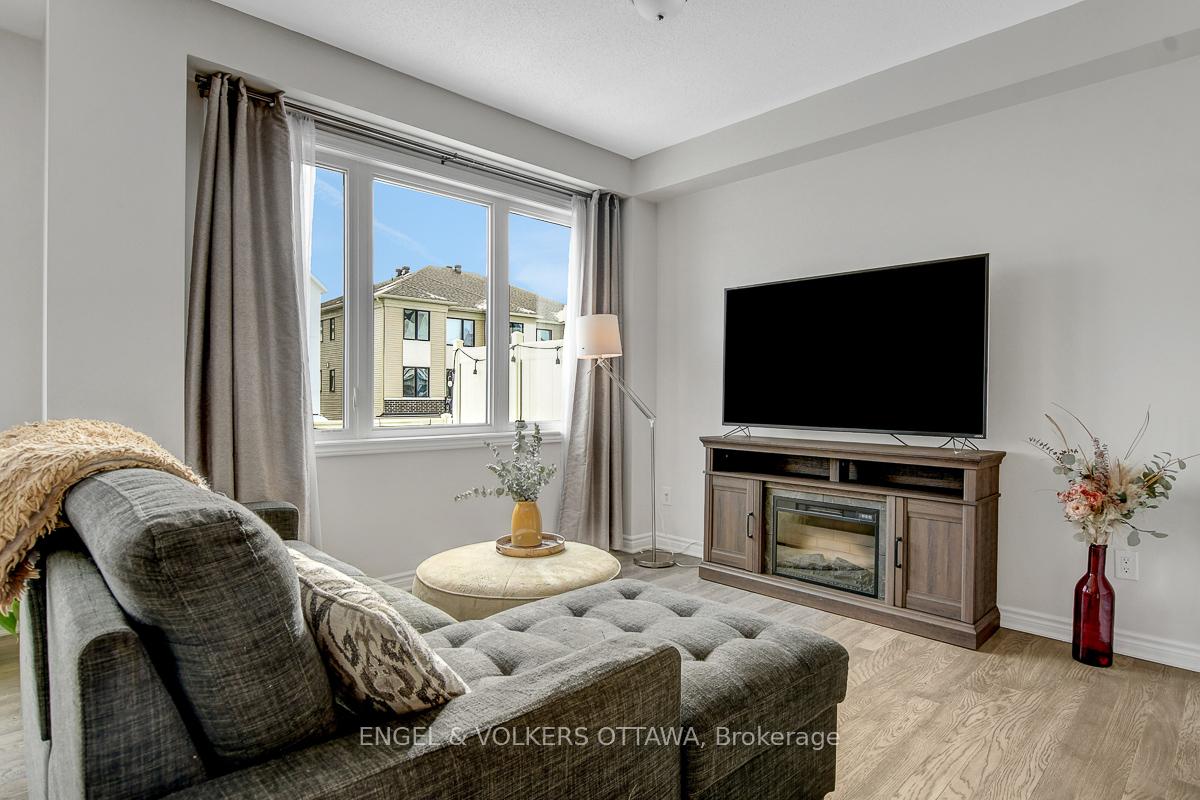 Photo 7 of 13 Caspian Row, Ottawa, Kanata - Emerald Meadows/Trailwest — HOMEH