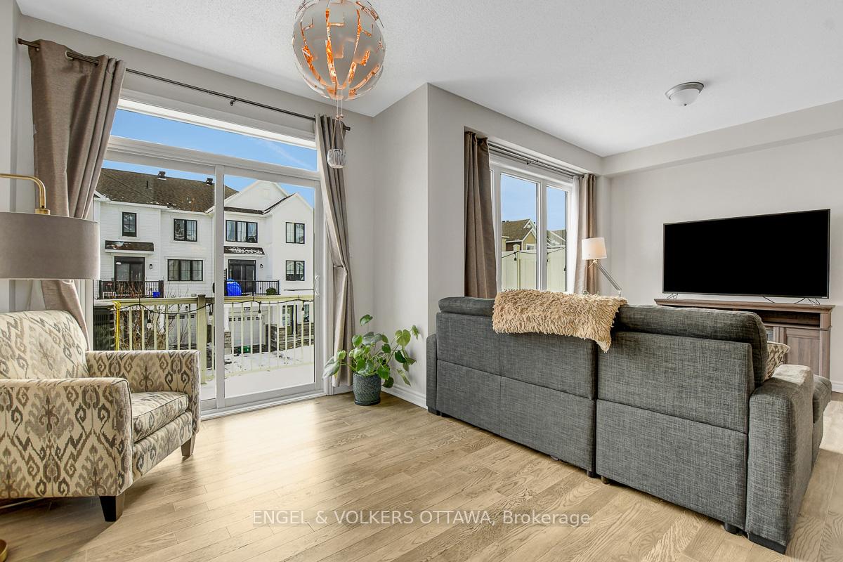 Photo 12 of 13 Caspian Row, Ottawa, Kanata - Emerald Meadows/Trailwest — HOMEH