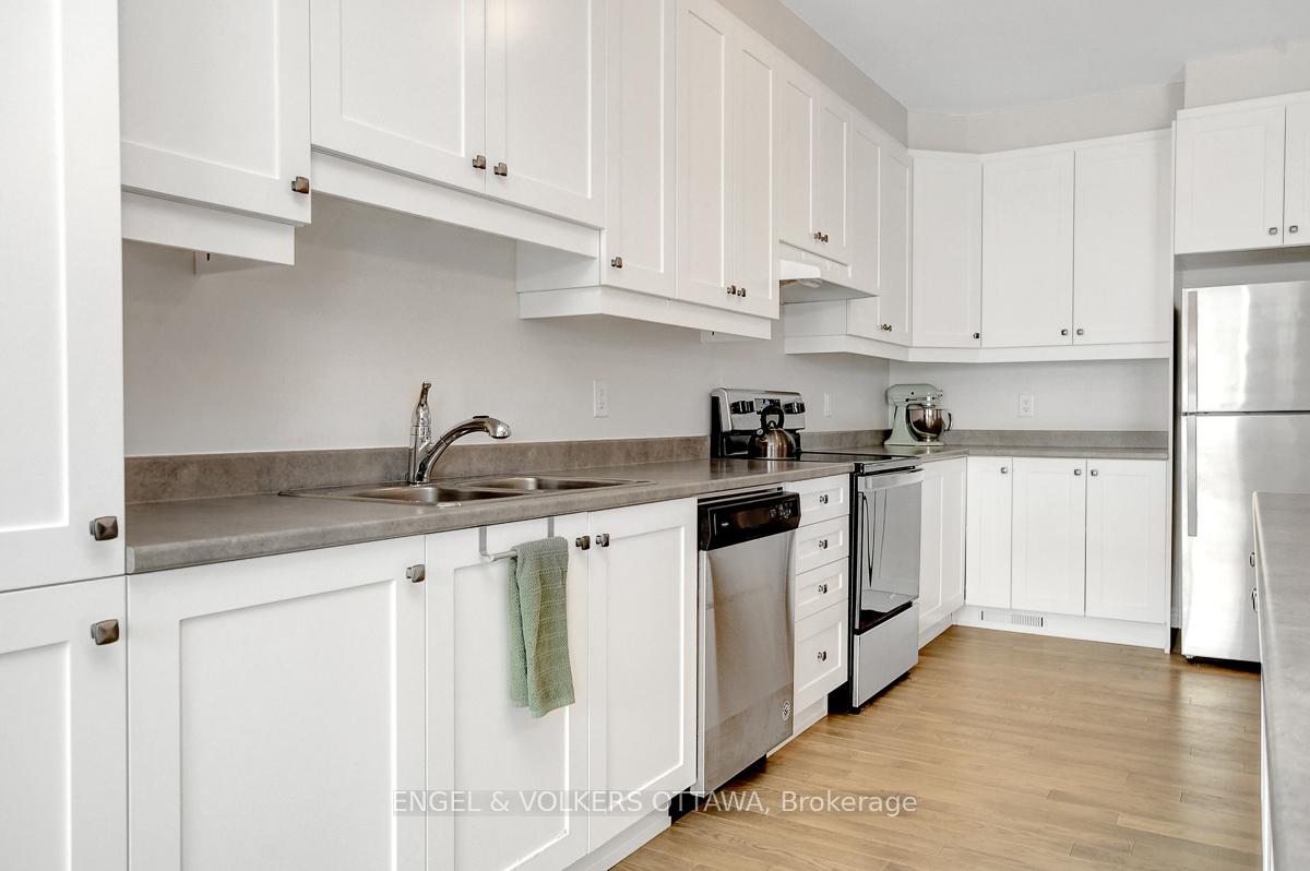Photo 15 of 13 Caspian Row, Ottawa, Kanata - Emerald Meadows/Trailwest — HOMEH