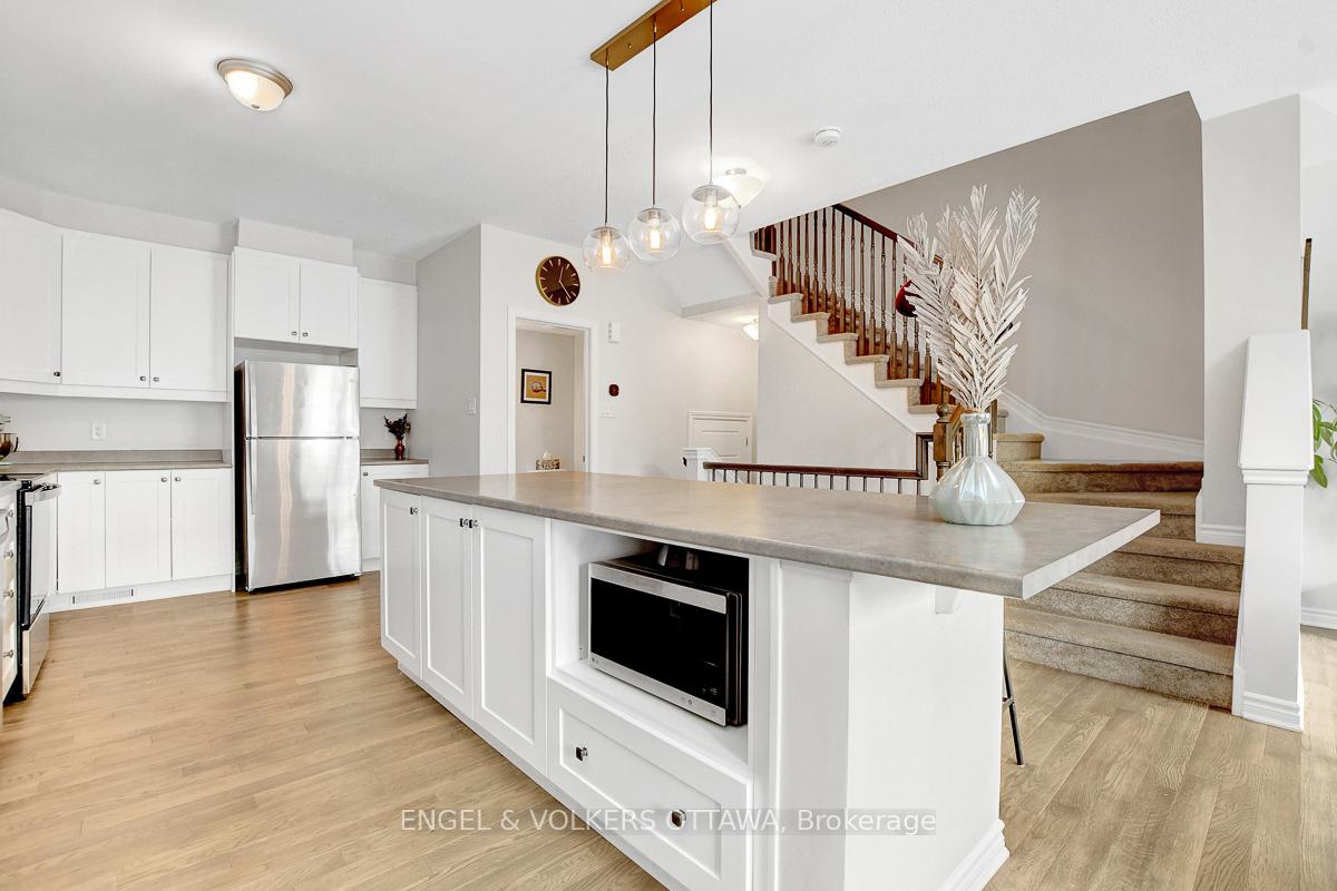 Photo 16 of 13 Caspian Row, Ottawa, Kanata - Emerald Meadows/Trailwest — HOMEH