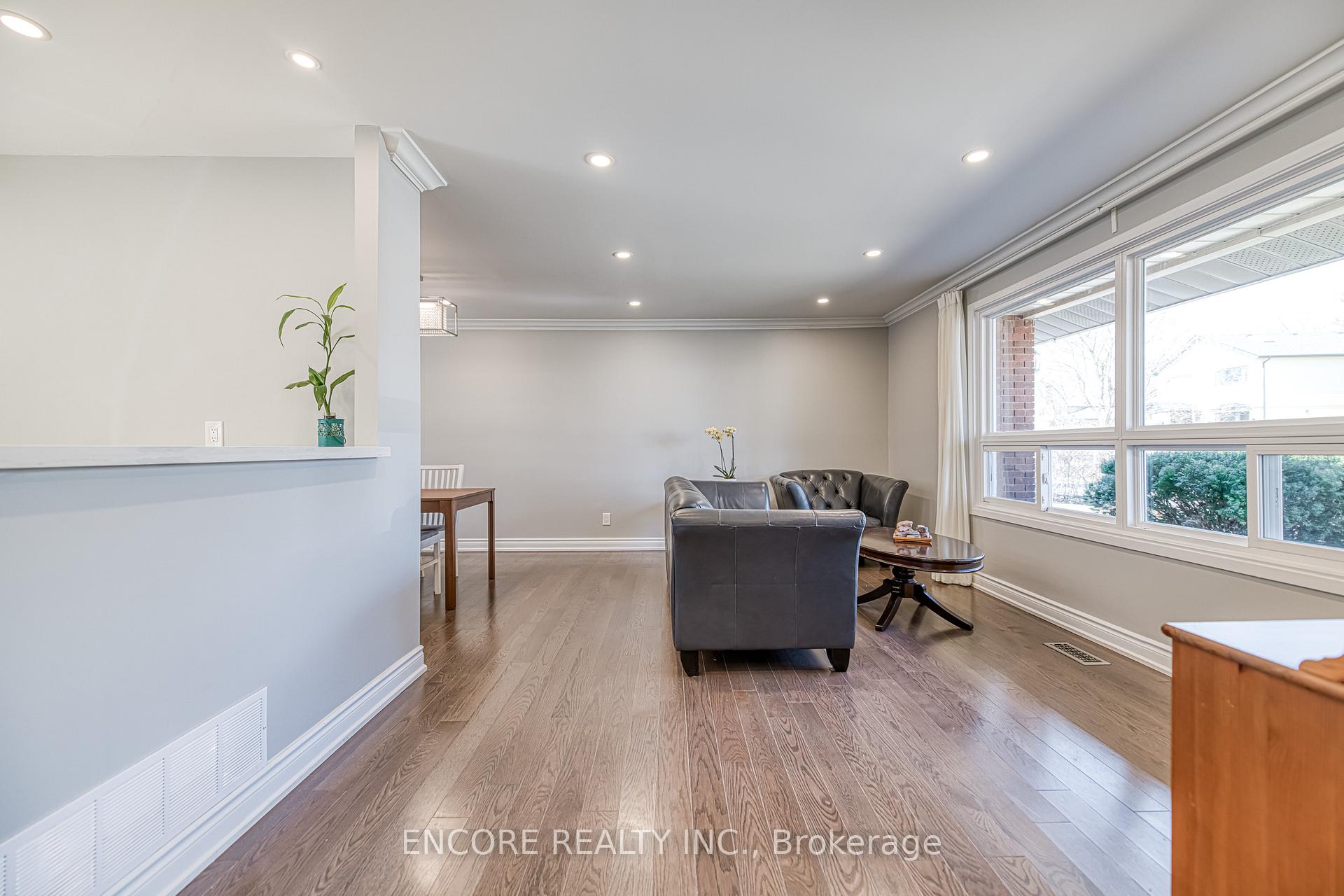 Photo 4 of 35 Gainsville Avenue, Markham, Unionville — HOMEH