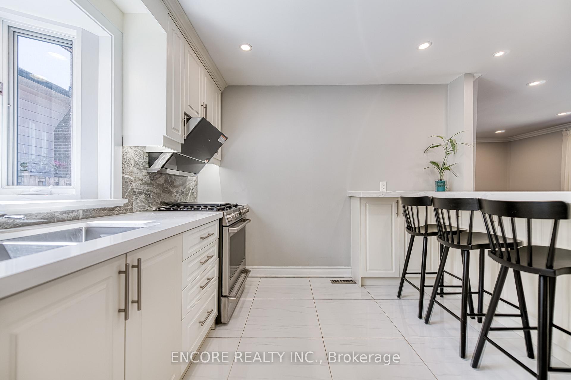 Photo 8 of 35 Gainsville Avenue, Markham, Unionville — HOMEH