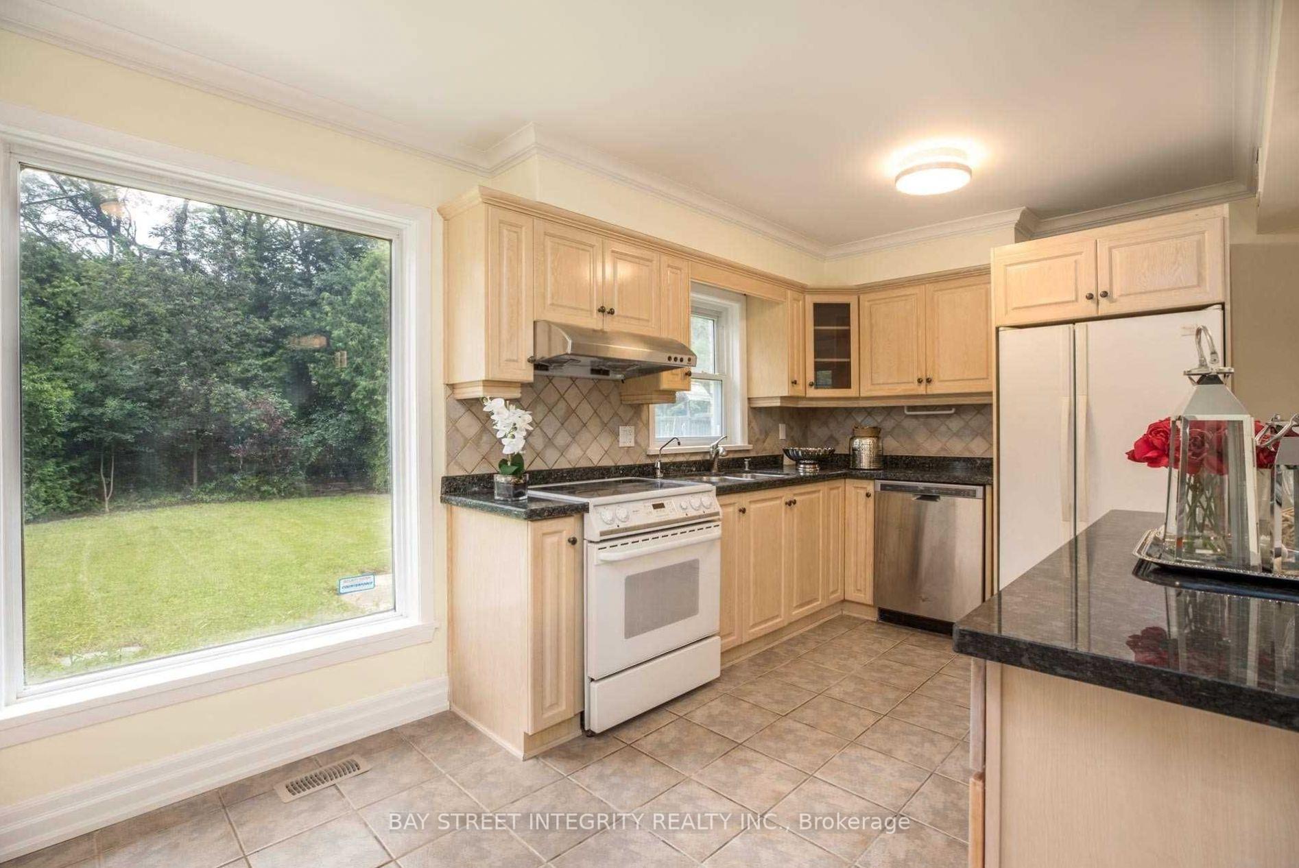 Photo 3 of 10 Huckleberry Lane, Markham, Bayview Glen — HOMEH