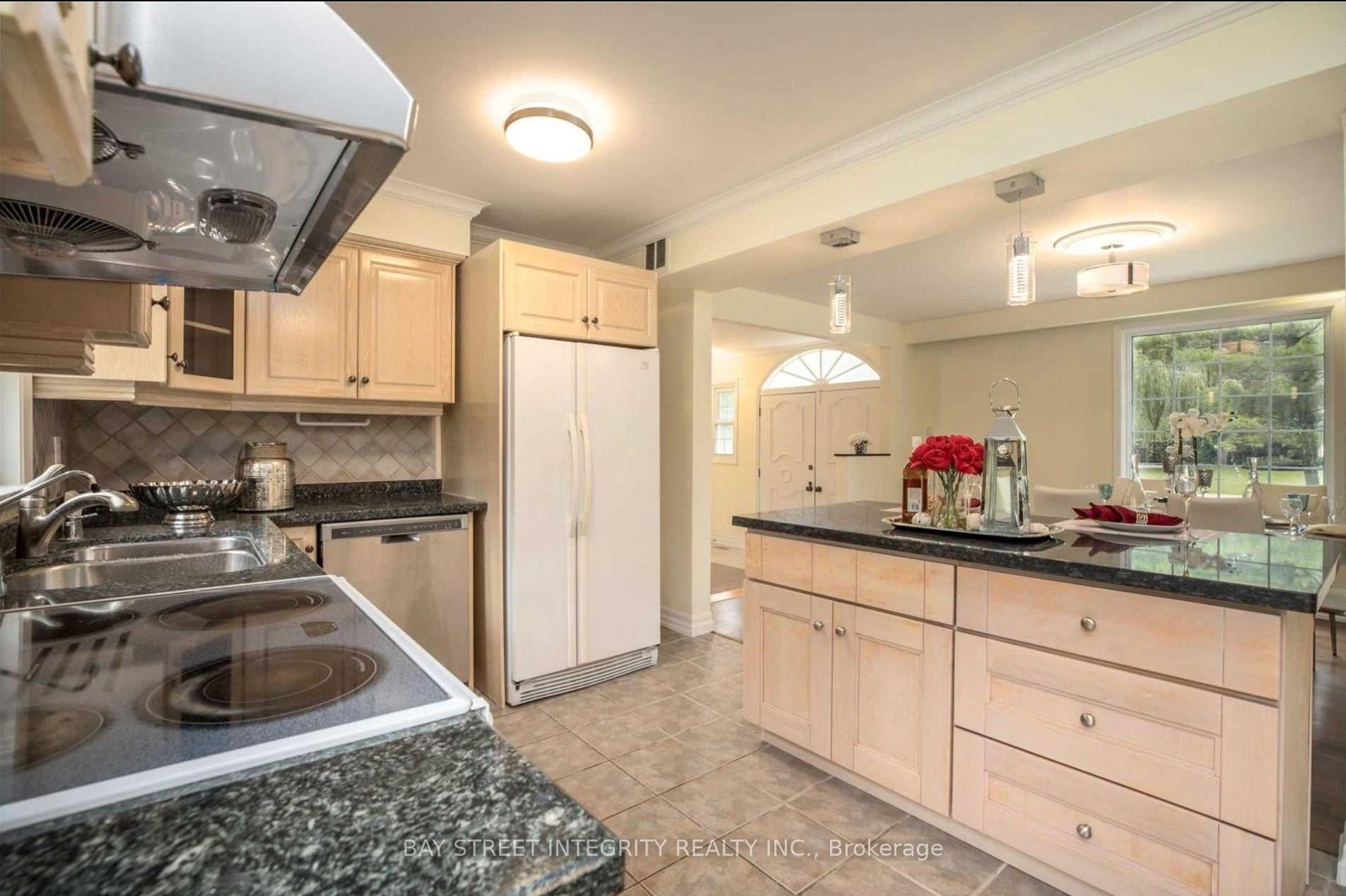 Photo 5 of 10 Huckleberry Lane, Markham, Bayview Glen — HOMEH