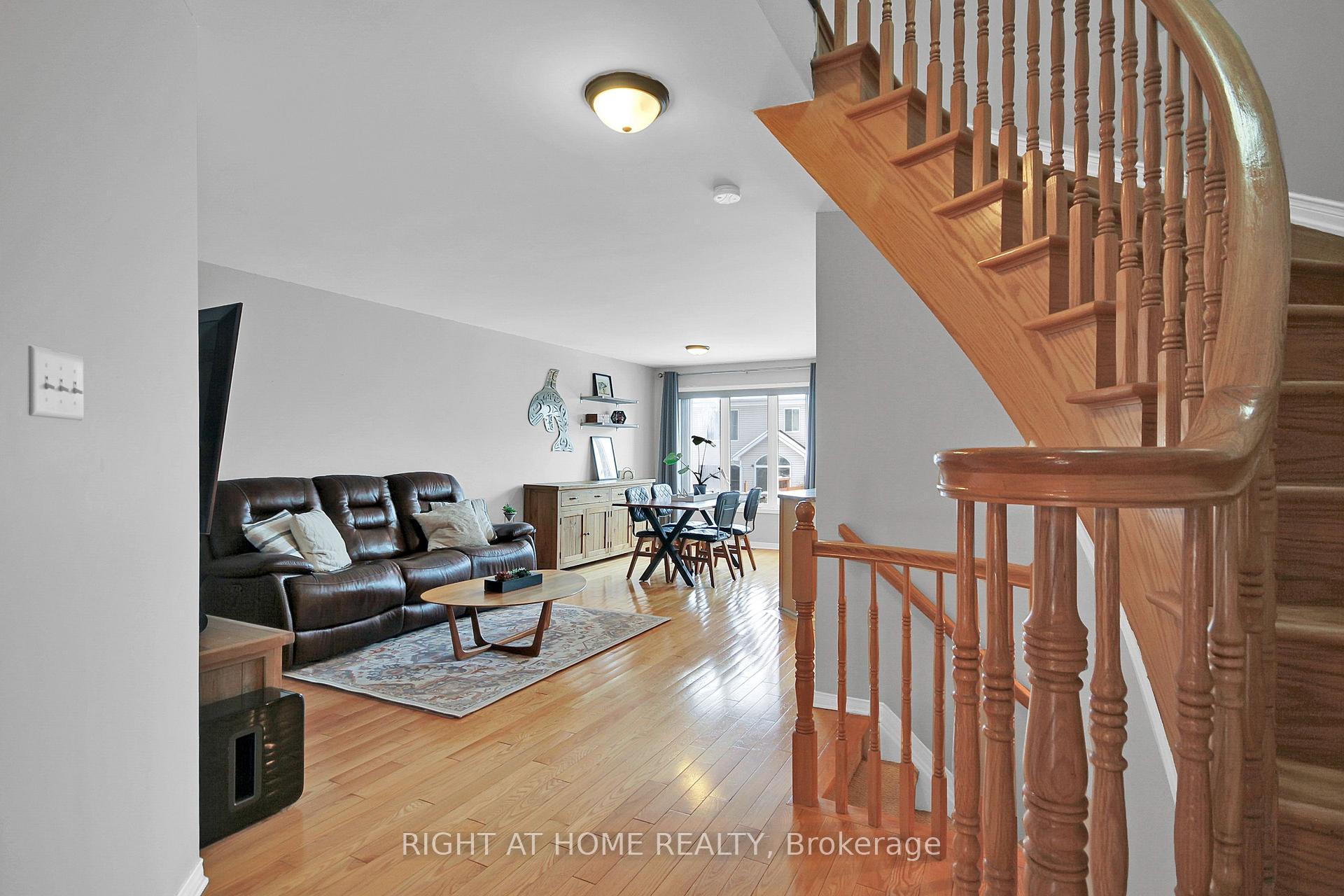 Photo 5 of 31 Scampton Drive, Ottawa, Kanata - Morgan's Grant/South March — HOMEH