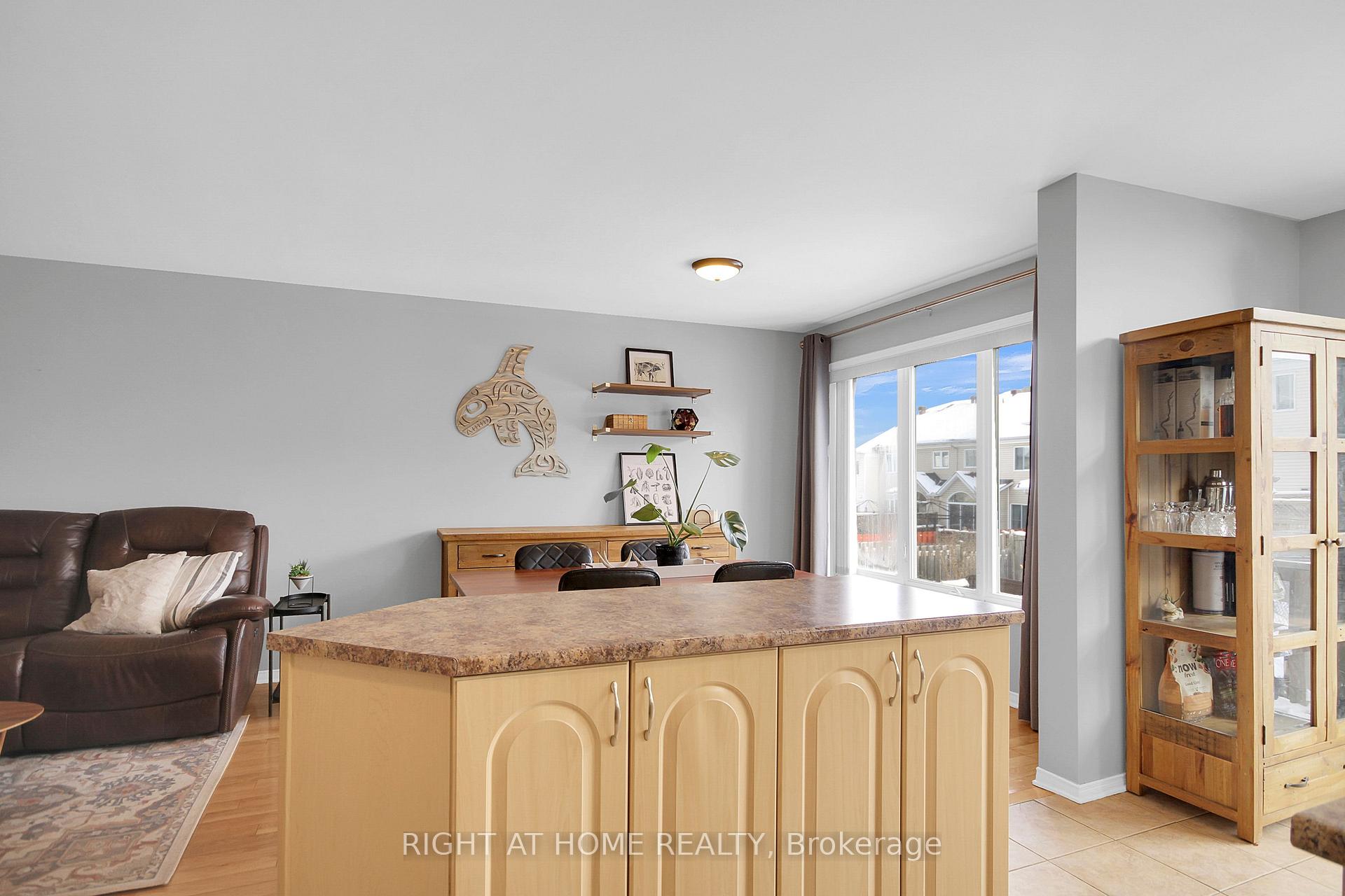 Photo 9 of 31 Scampton Drive, Ottawa, Kanata - Morgan's Grant/South March — HOMEH