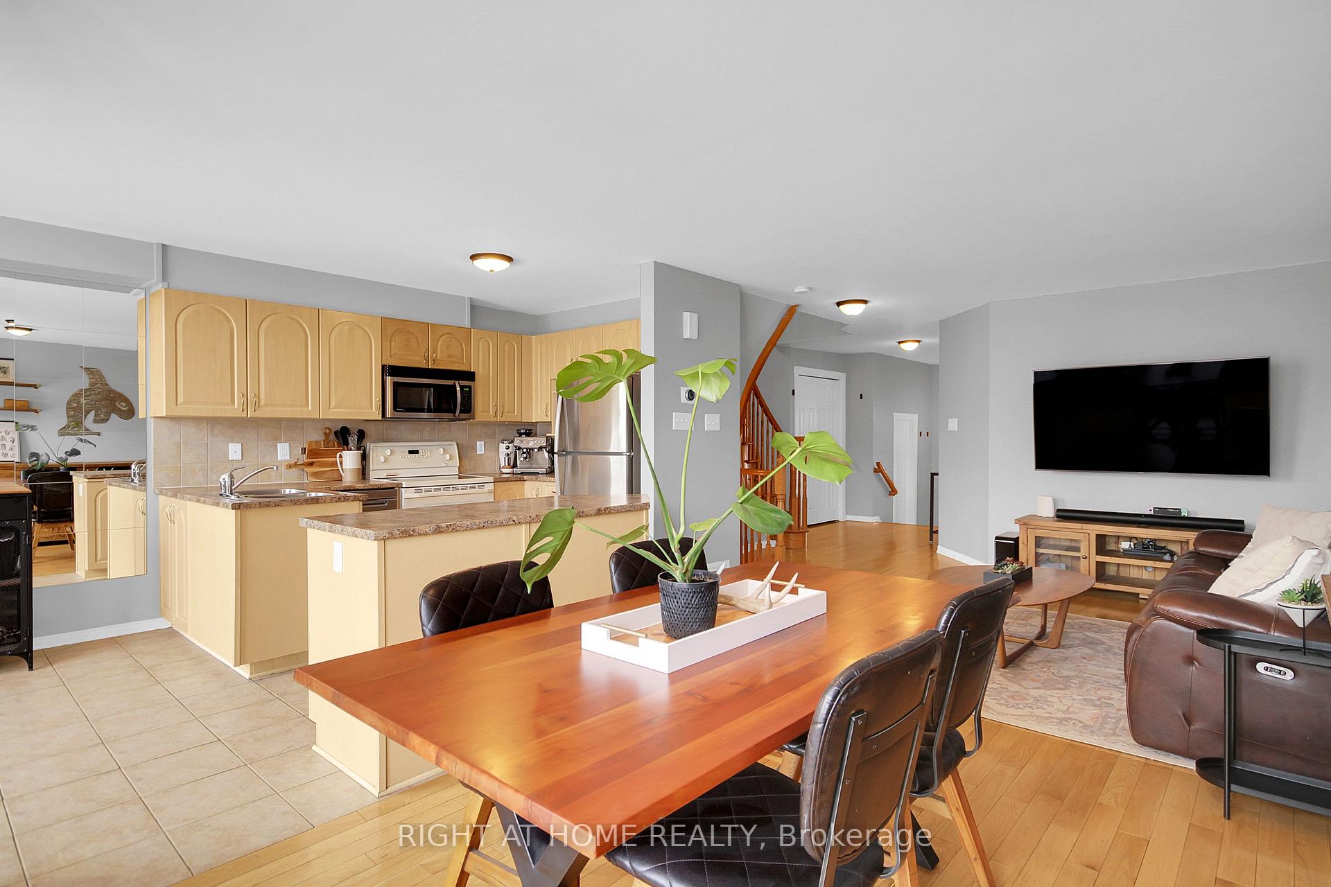 Photo 10 of 31 Scampton Drive, Ottawa, Kanata - Morgan's Grant/South March — HOMEH