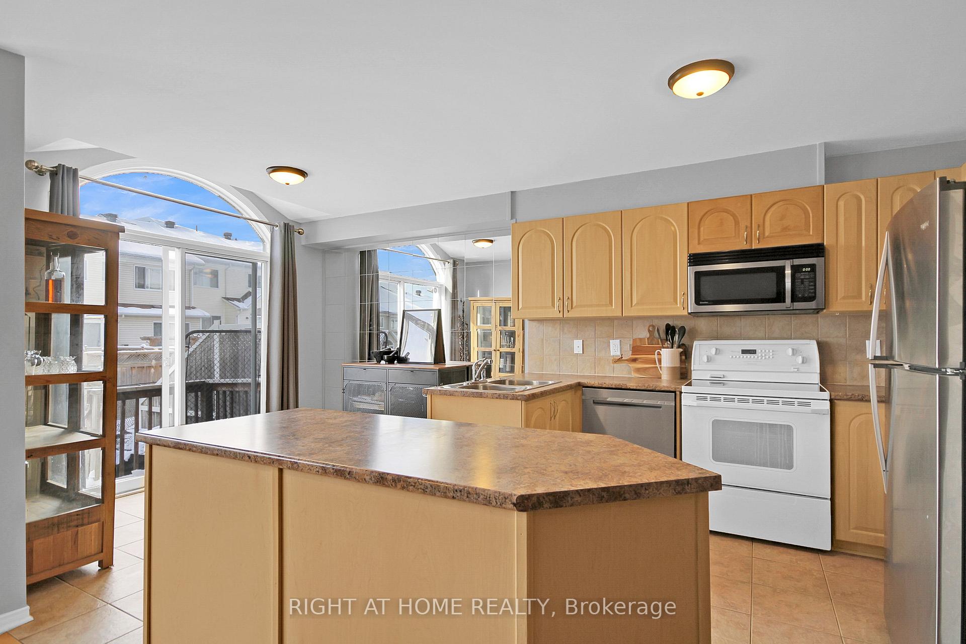 Photo 11 of 31 Scampton Drive, Ottawa, Kanata - Morgan's Grant/South March — HOMEH
