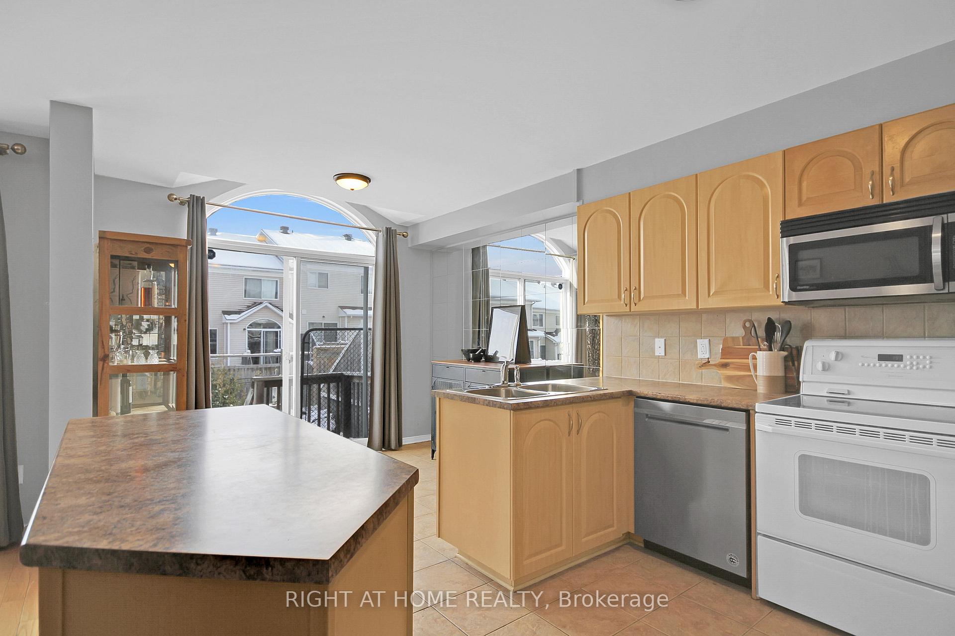Photo 12 of 31 Scampton Drive, Ottawa, Kanata - Morgan's Grant/South March — HOMEH