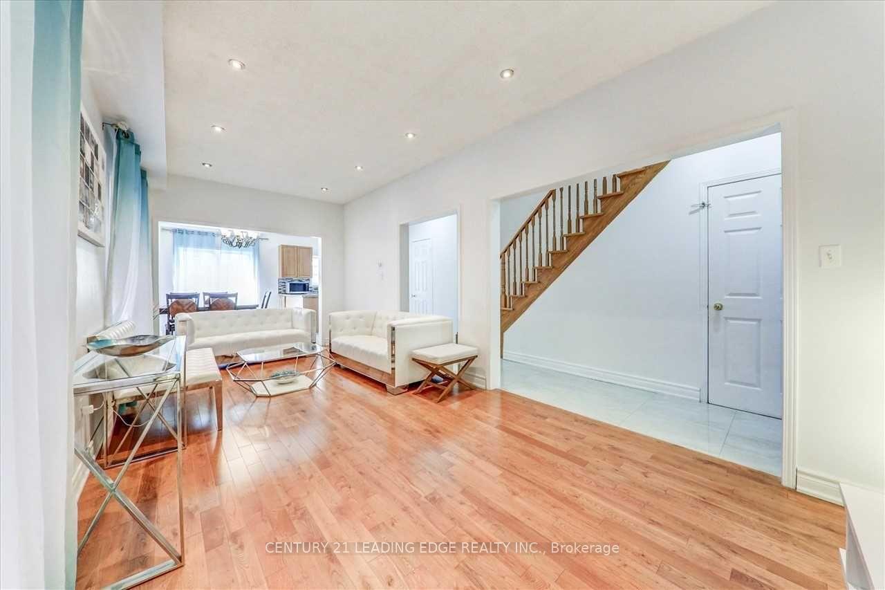 Photo 4 of Unit Main, 52 Lahore Crescent, Markham, Cedarwood — HOMEH