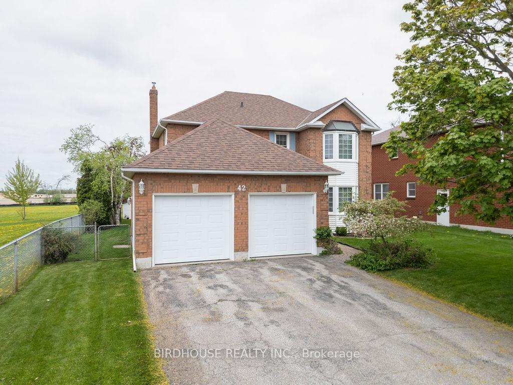 Photo 2 of 42 Walker Street, Kawartha Lakes, Lindsay — HOMEH