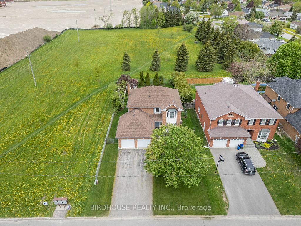 Photo 3 of 42 Walker Street, Kawartha Lakes, Lindsay — HOMEH