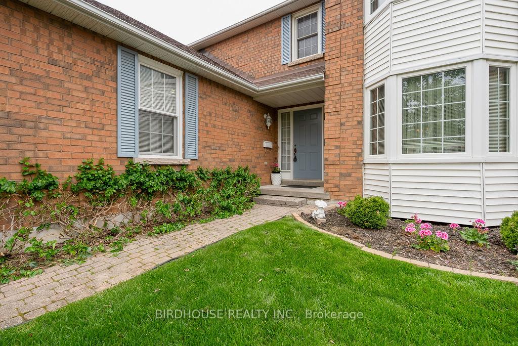 Photo 4 of 42 Walker Street, Kawartha Lakes, Lindsay — HOMEH