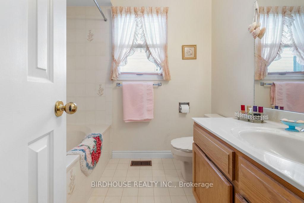 Photo 23 of 42 Walker Street, Kawartha Lakes, Lindsay — HOMEH