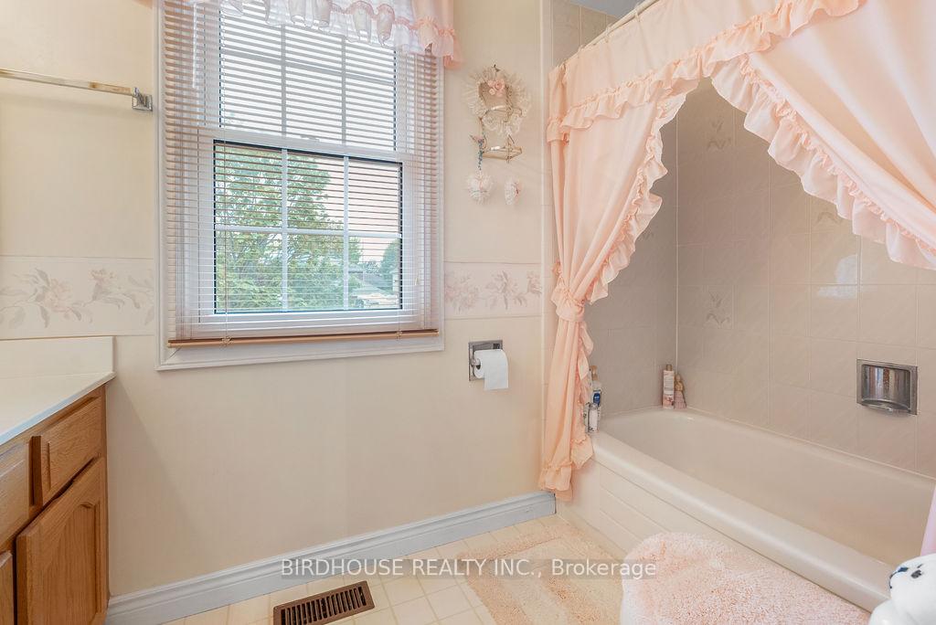 Photo 27 of 42 Walker Street, Kawartha Lakes, Lindsay — HOMEH