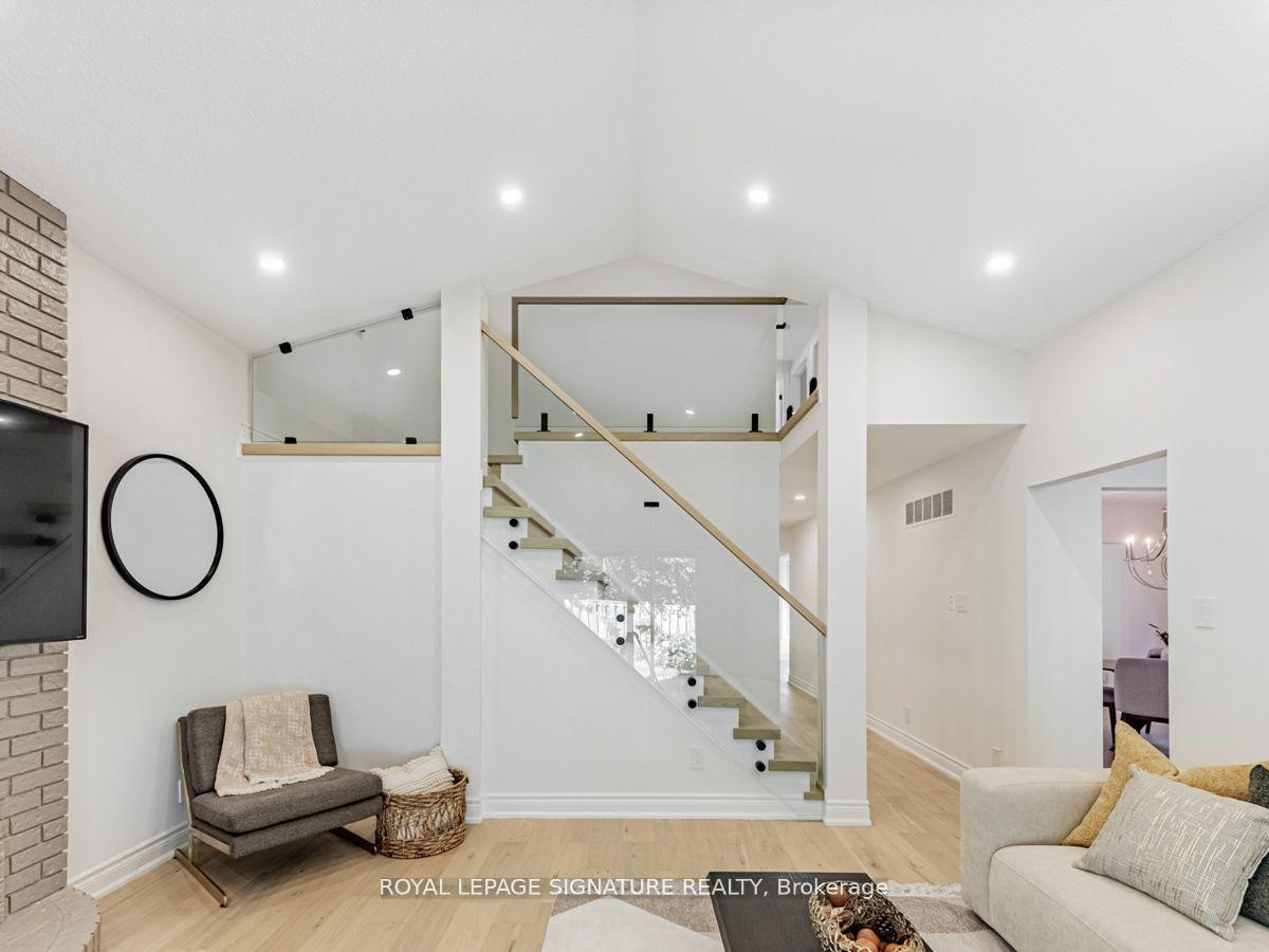 Photo 16 of 71 Innisbrook (Upper) Crescent, Markham, Aileen-Willowbrook — HOMEH
