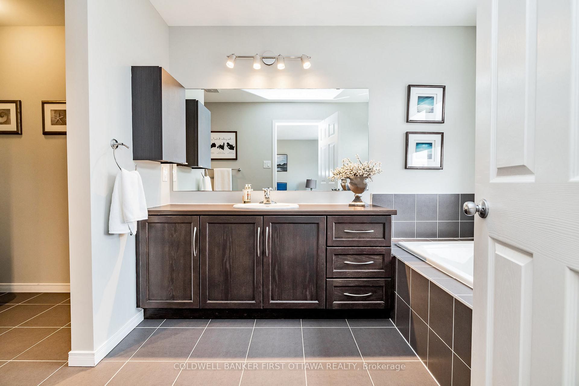 Photo 17 of 521 Rouncey Road, Ottawa, Kanata - Emerald Meadows/Trailwest — HOMEH