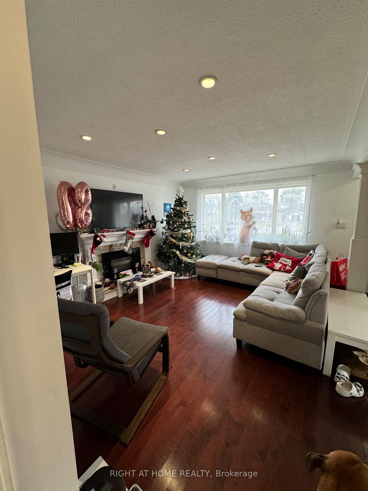 Photo 3 of Unit Upper, 821 Mohawk Road E, Hamilton, Hampton Heights — HOMEH