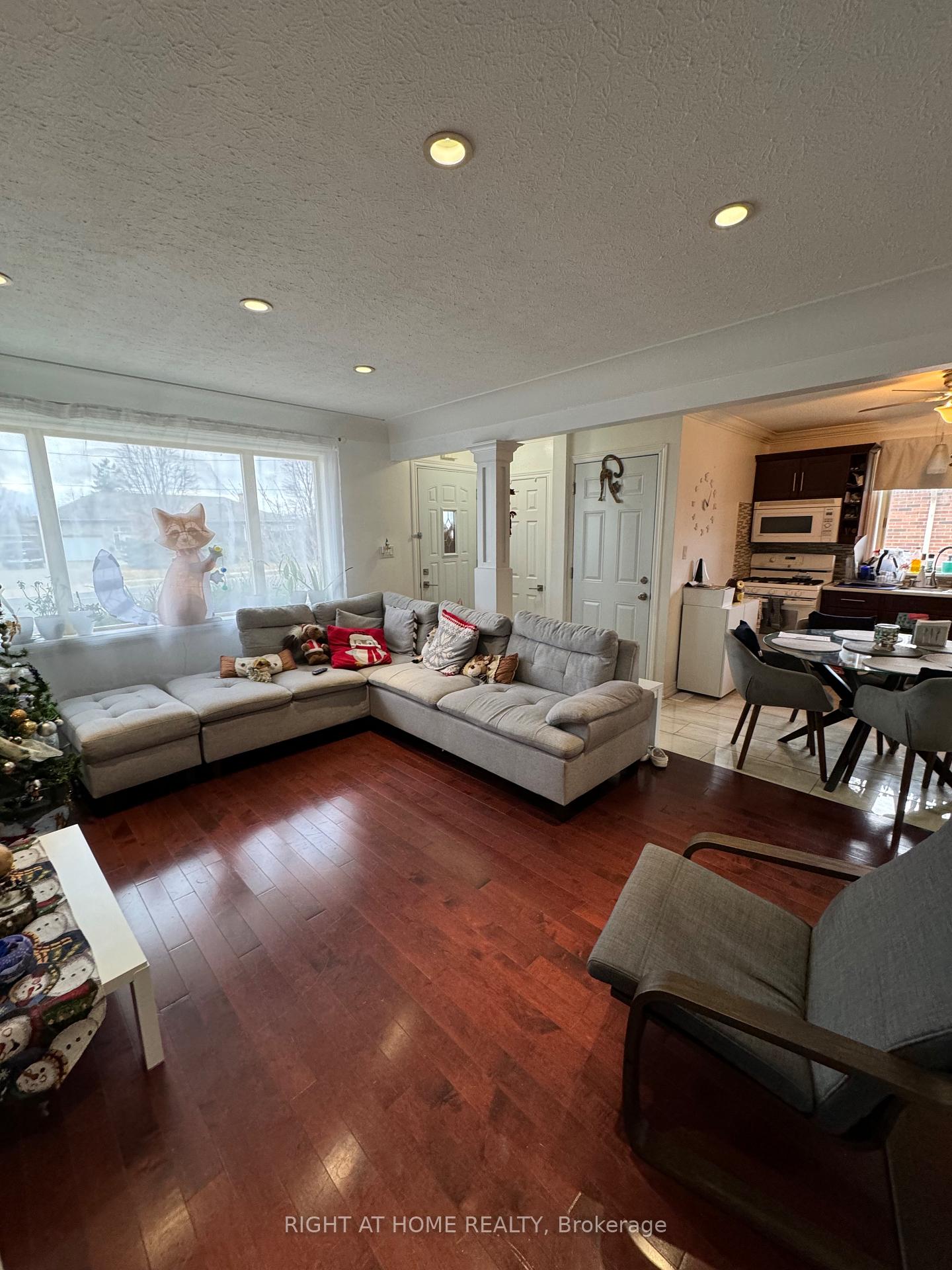 Photo 5 of Unit Upper, 821 Mohawk Road E, Hamilton, Hampton Heights — HOMEH