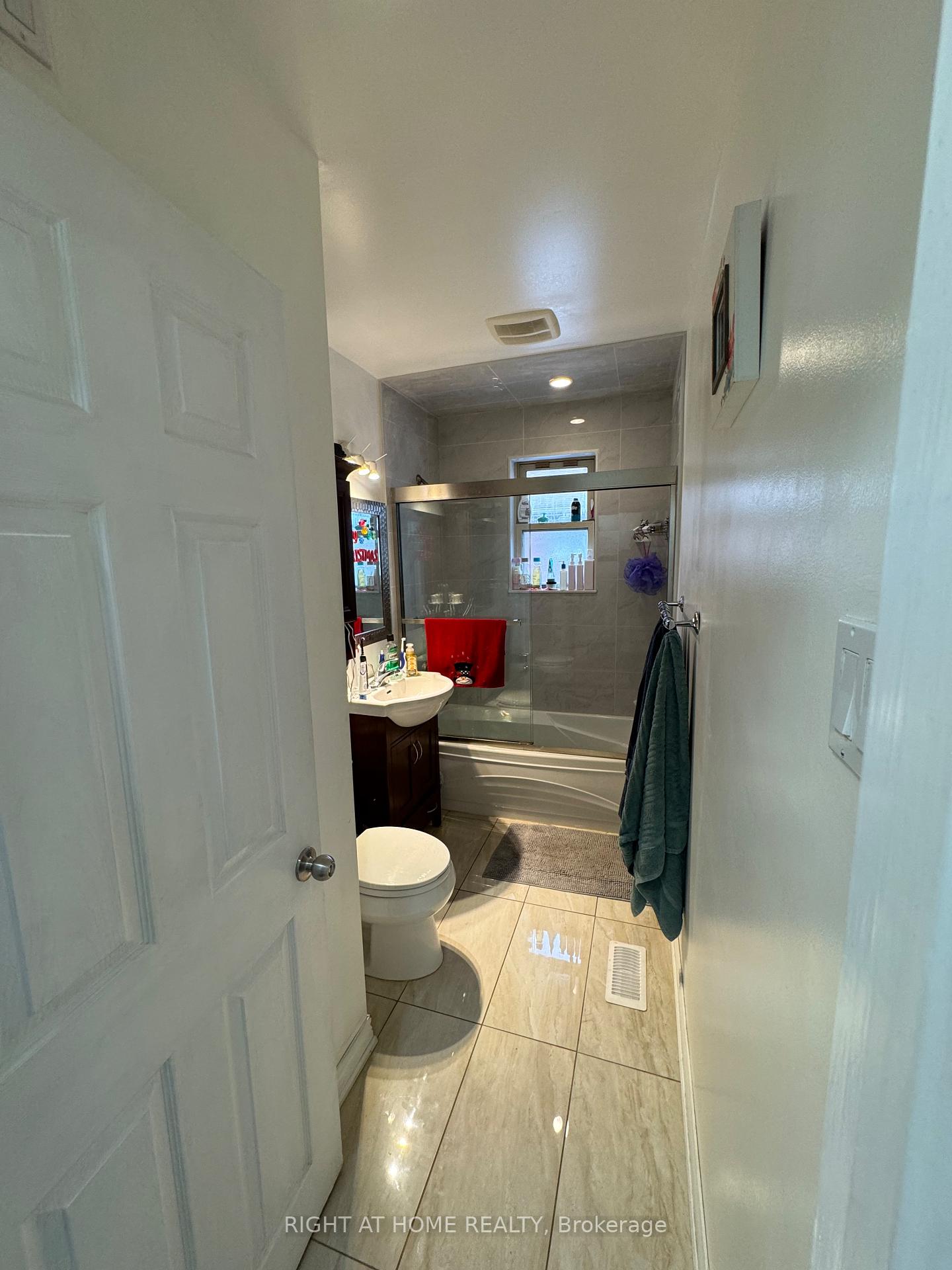 Photo 9 of Unit Upper, 821 Mohawk Road E, Hamilton, Hampton Heights — HOMEH