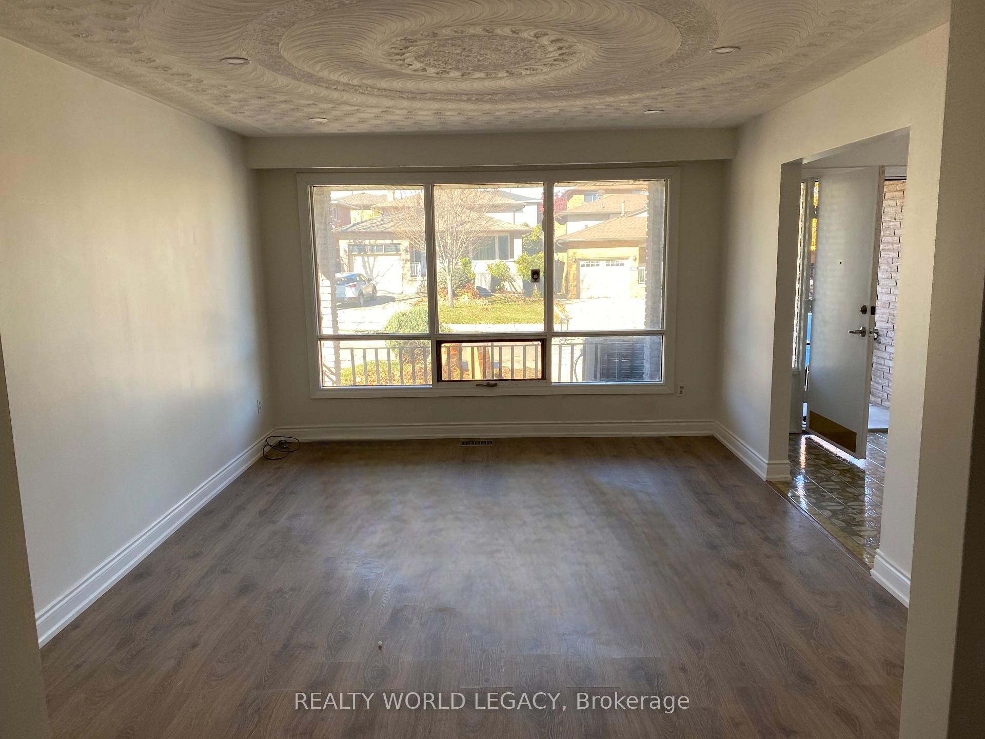 Photo 3 of 255 Guildwood Drive, Hamilton, Gurnett — HOMEH