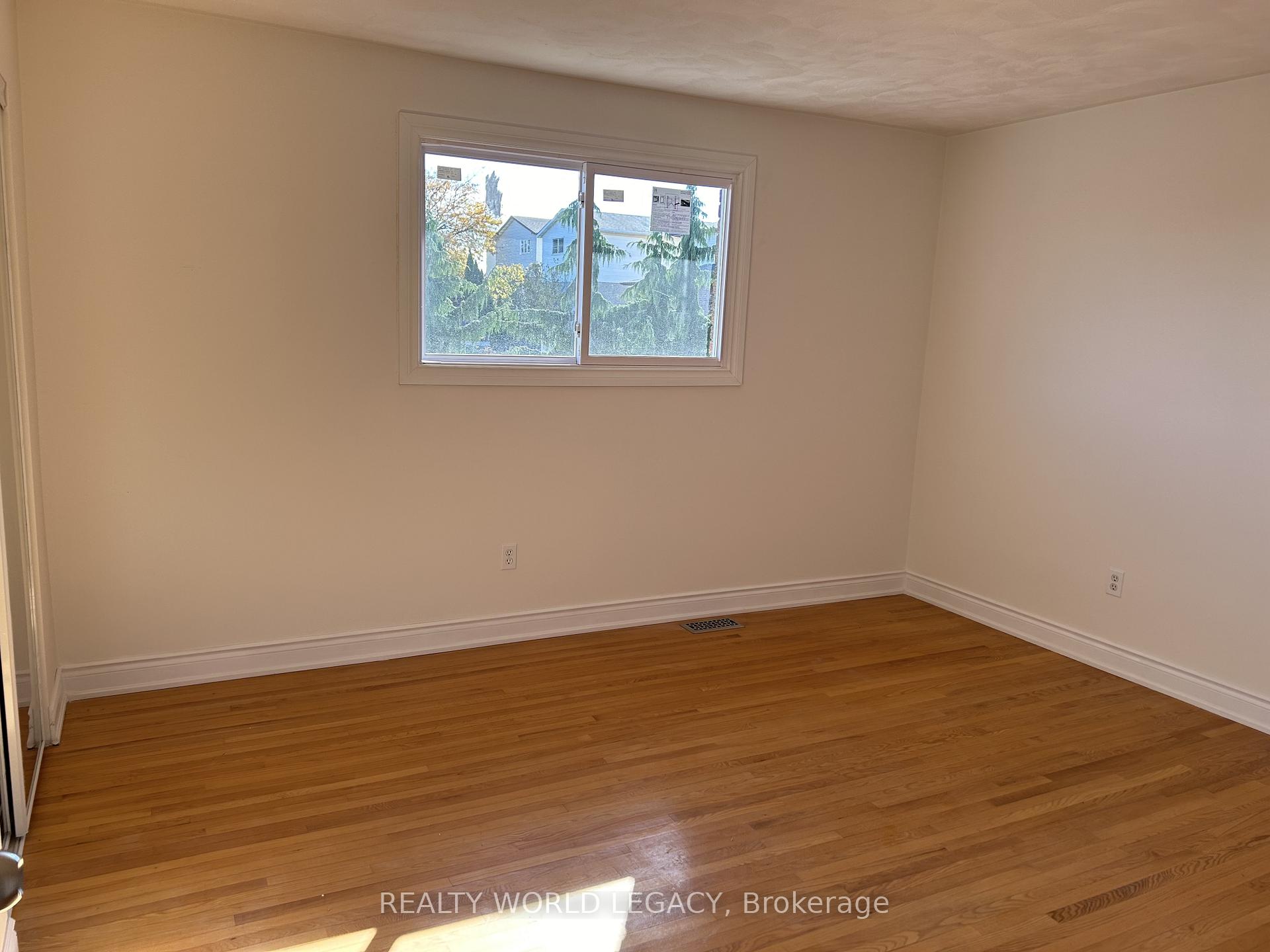Photo 9 of 255 Guildwood Drive, Hamilton, Gurnett — HOMEH