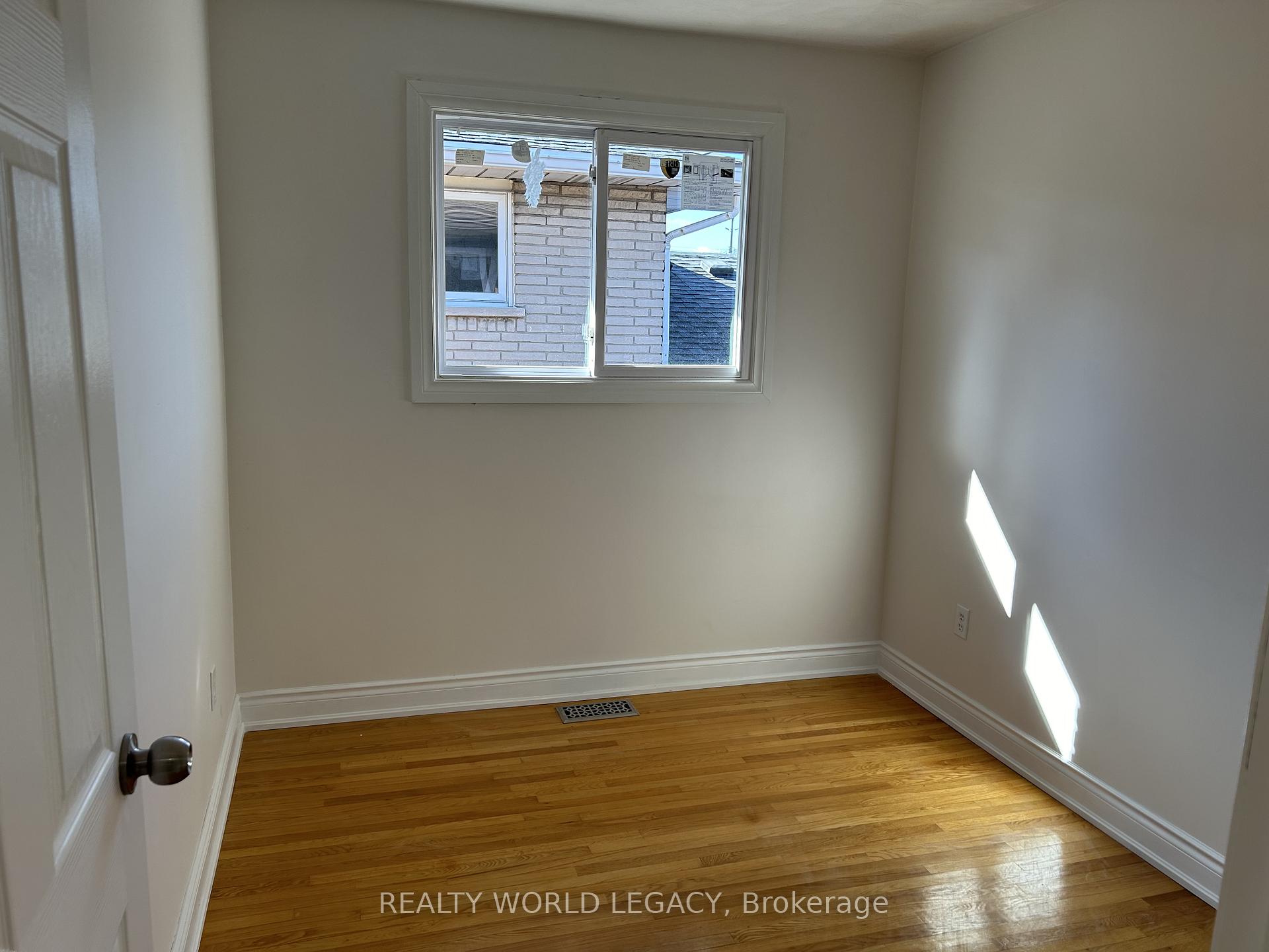 Photo 10 of 255 Guildwood Drive, Hamilton, Gurnett — HOMEH