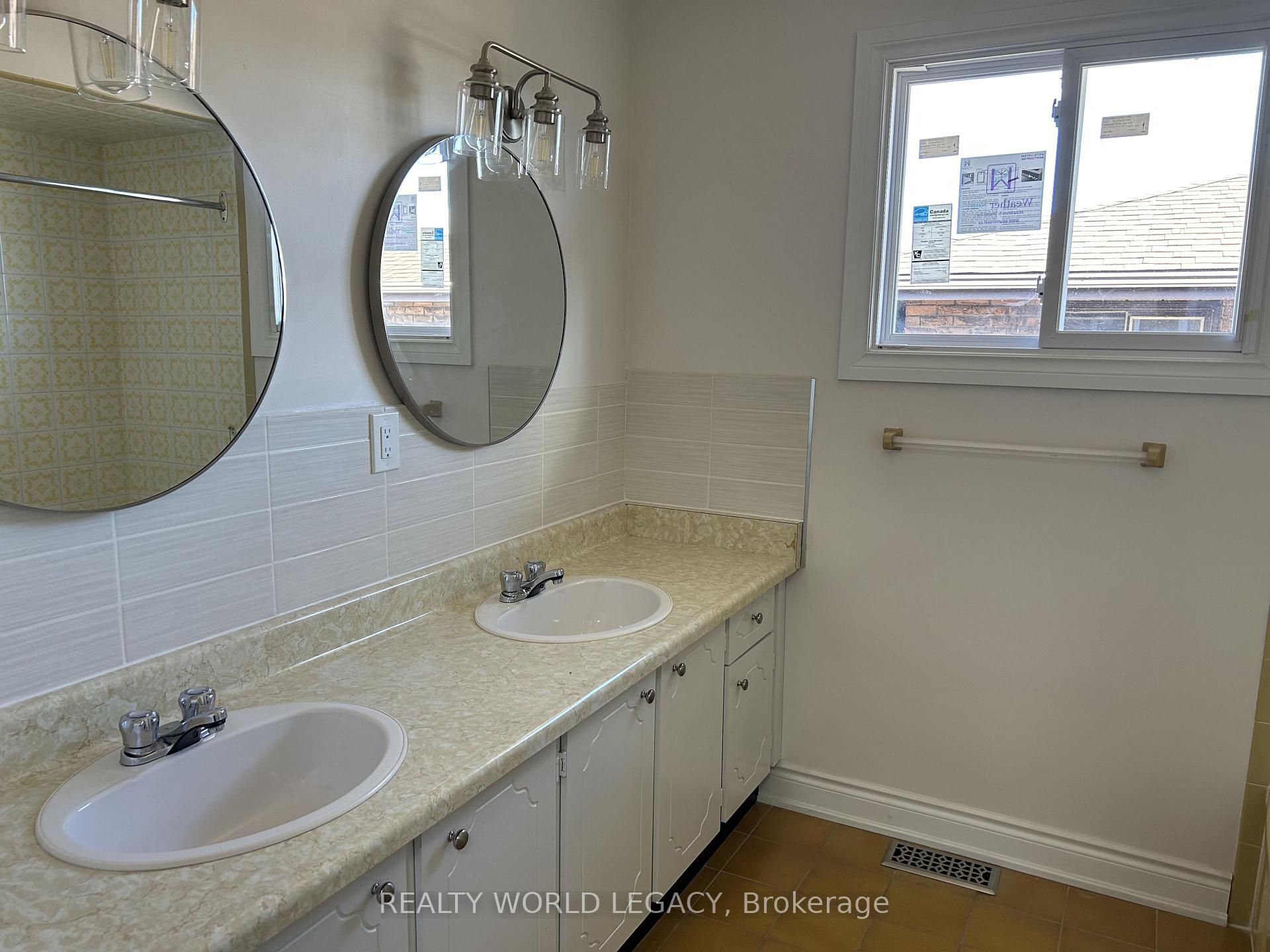 Photo 12 of 255 Guildwood Drive, Hamilton, Gurnett — HOMEH