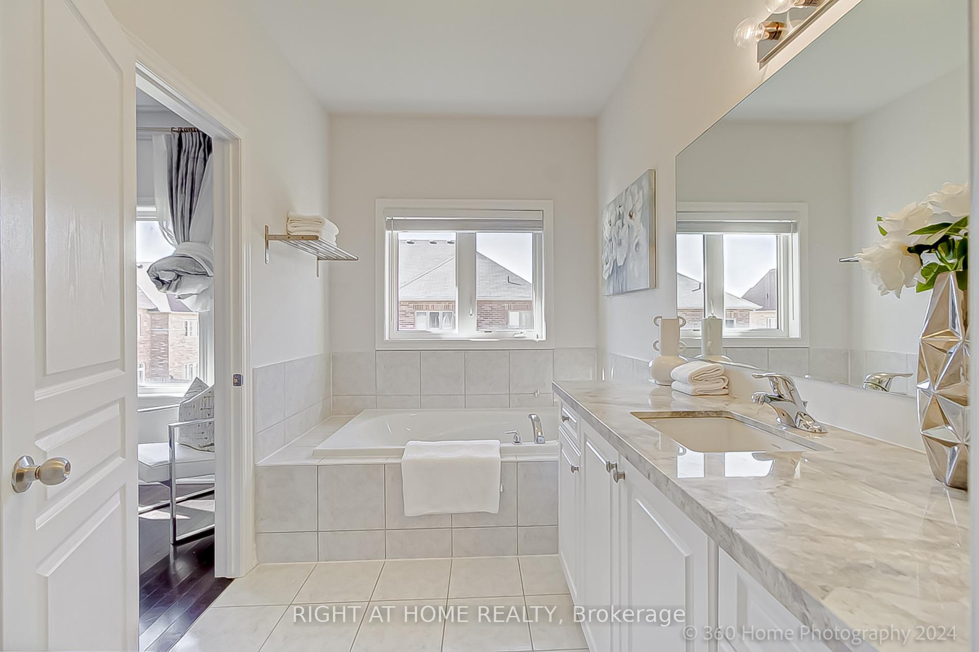 Photo 14 of 125 Wilfred Murison Avenue, Markham, Berczy — HOMEH