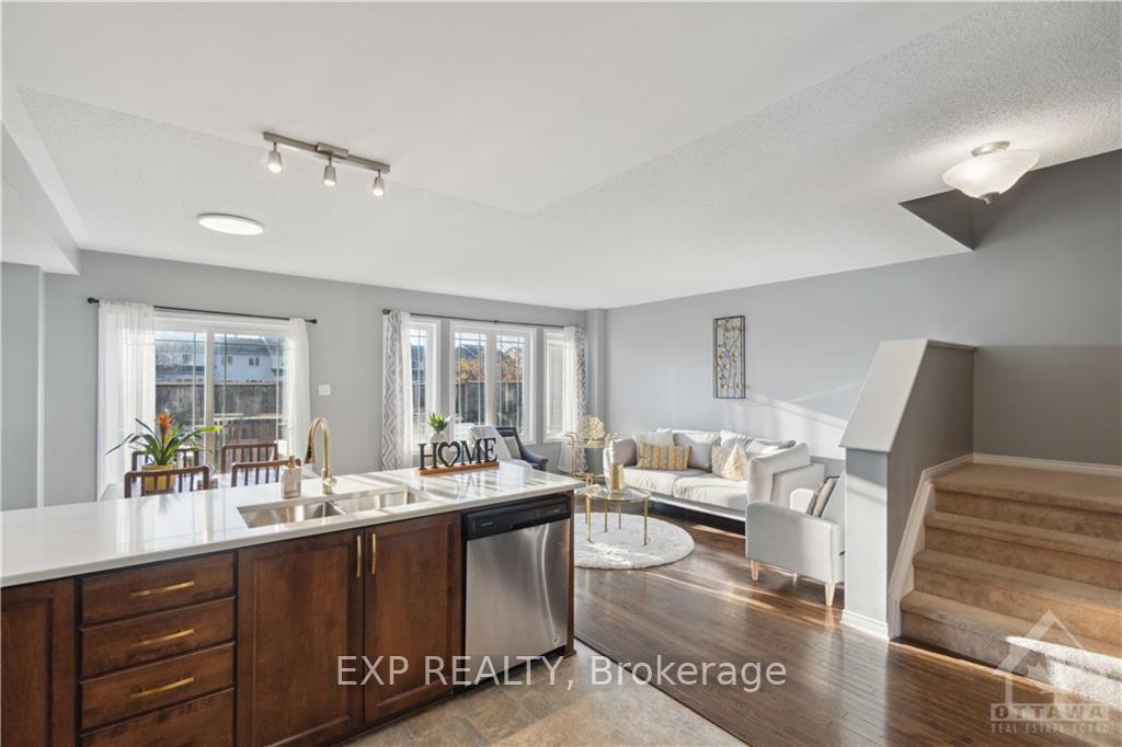 Photo 6 of 642 Pepperville Crescent, Ottawa, Kanata - Emerald Meadows/Trailwest — HOMEH