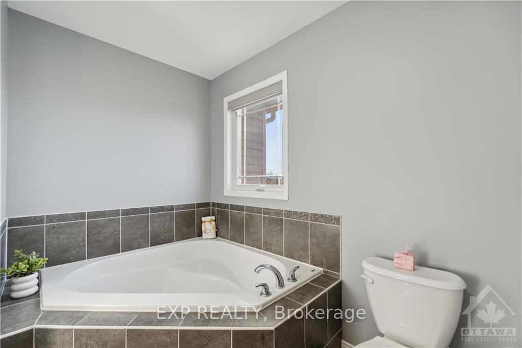 Photo 16 of 642 Pepperville Crescent, Ottawa, Kanata - Emerald Meadows/Trailwest — HOMEH