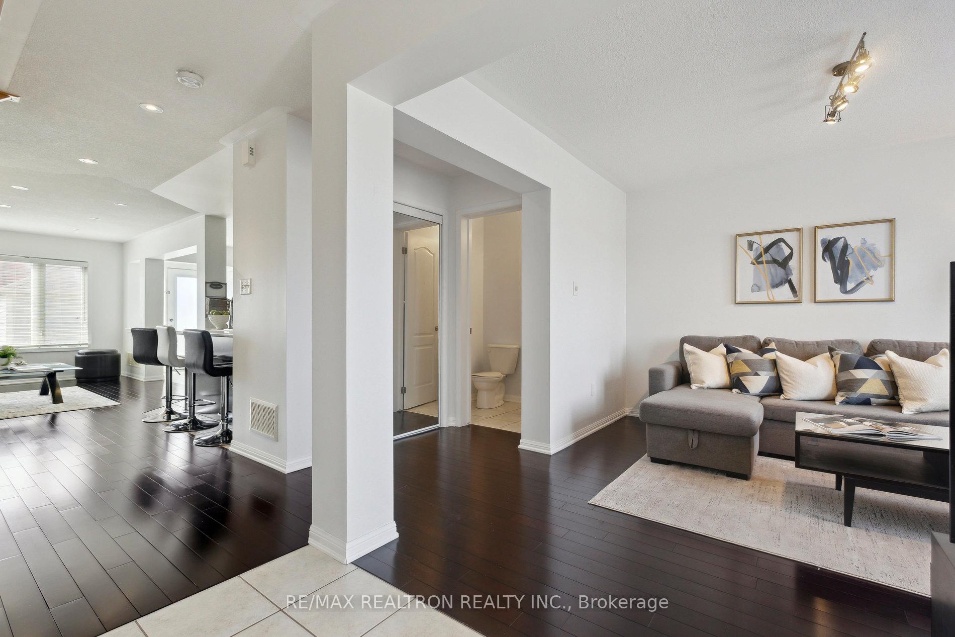 Photo 2 of 302 Gas Lamp Lane, Markham, Cornell — HOMEH