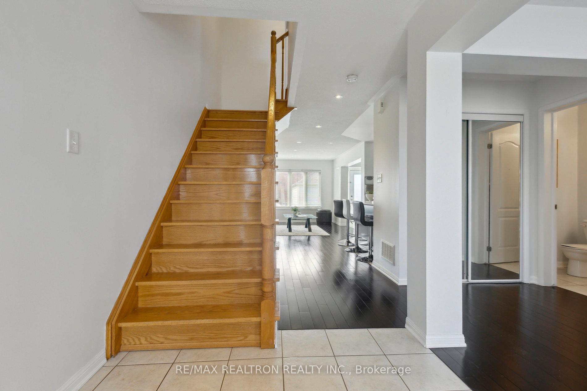 Photo 3 of 302 Gas Lamp Lane, Markham, Cornell — HOMEH