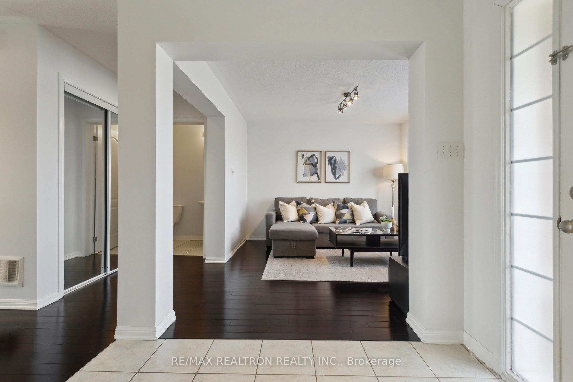 Photo 4 of 302 Gas Lamp Lane, Markham, Cornell — HOMEH