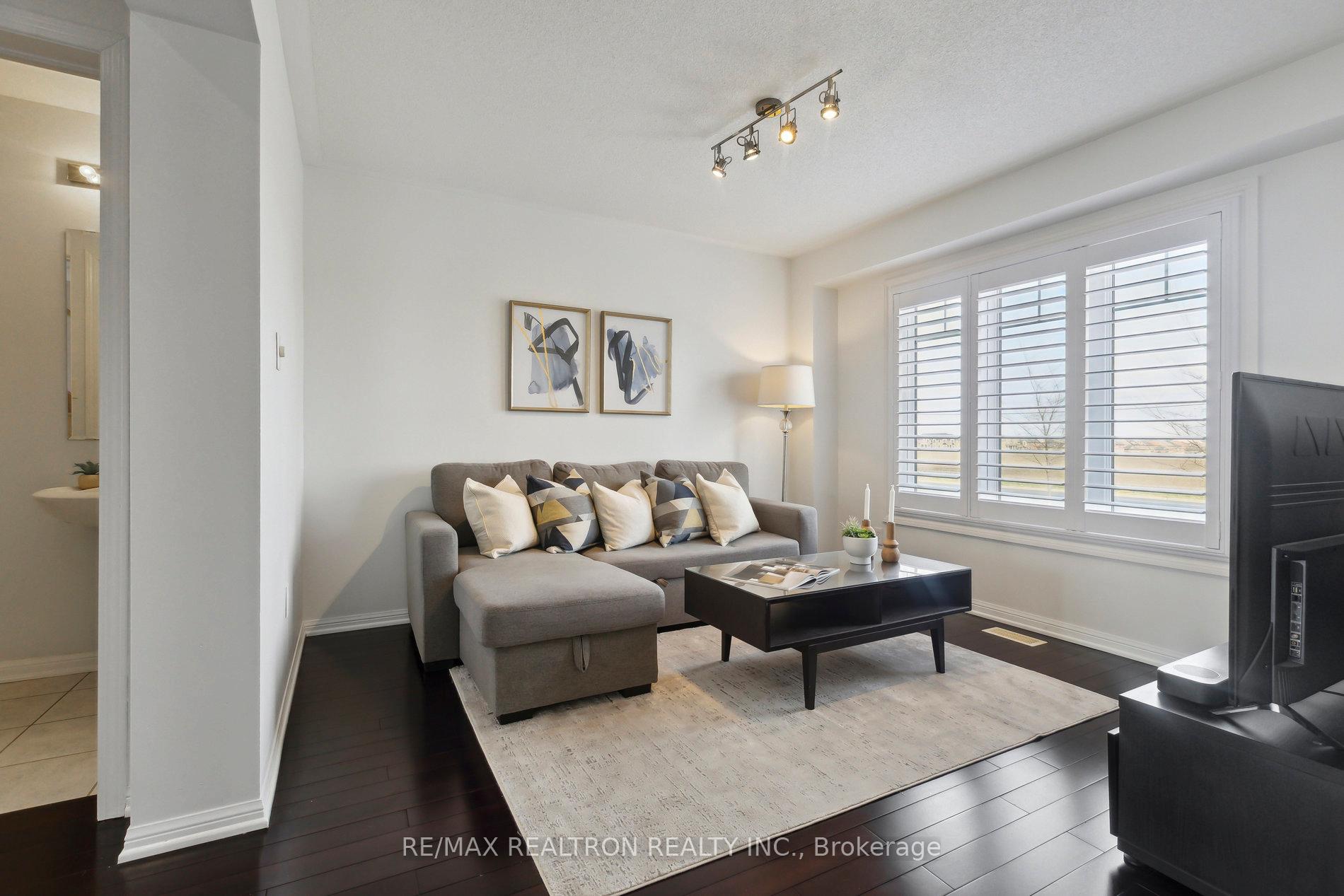 Photo 5 of 302 Gas Lamp Lane, Markham, Cornell — HOMEH