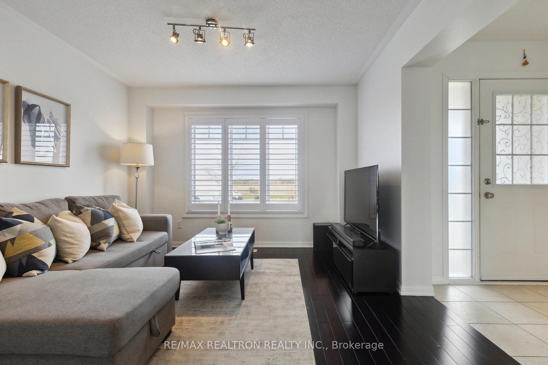 Photo 6 of 302 Gas Lamp Lane, Markham, Cornell — HOMEH