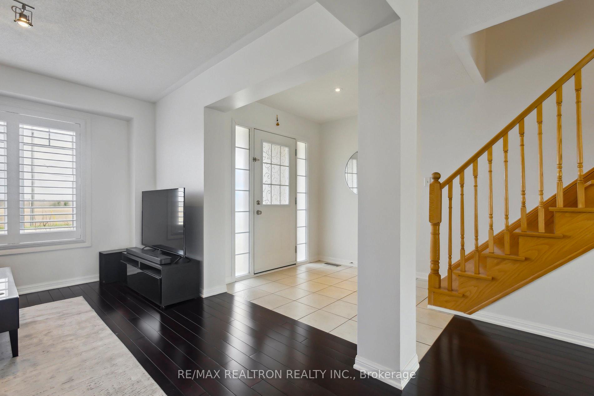 Photo 7 of 302 Gas Lamp Lane, Markham, Cornell — HOMEH