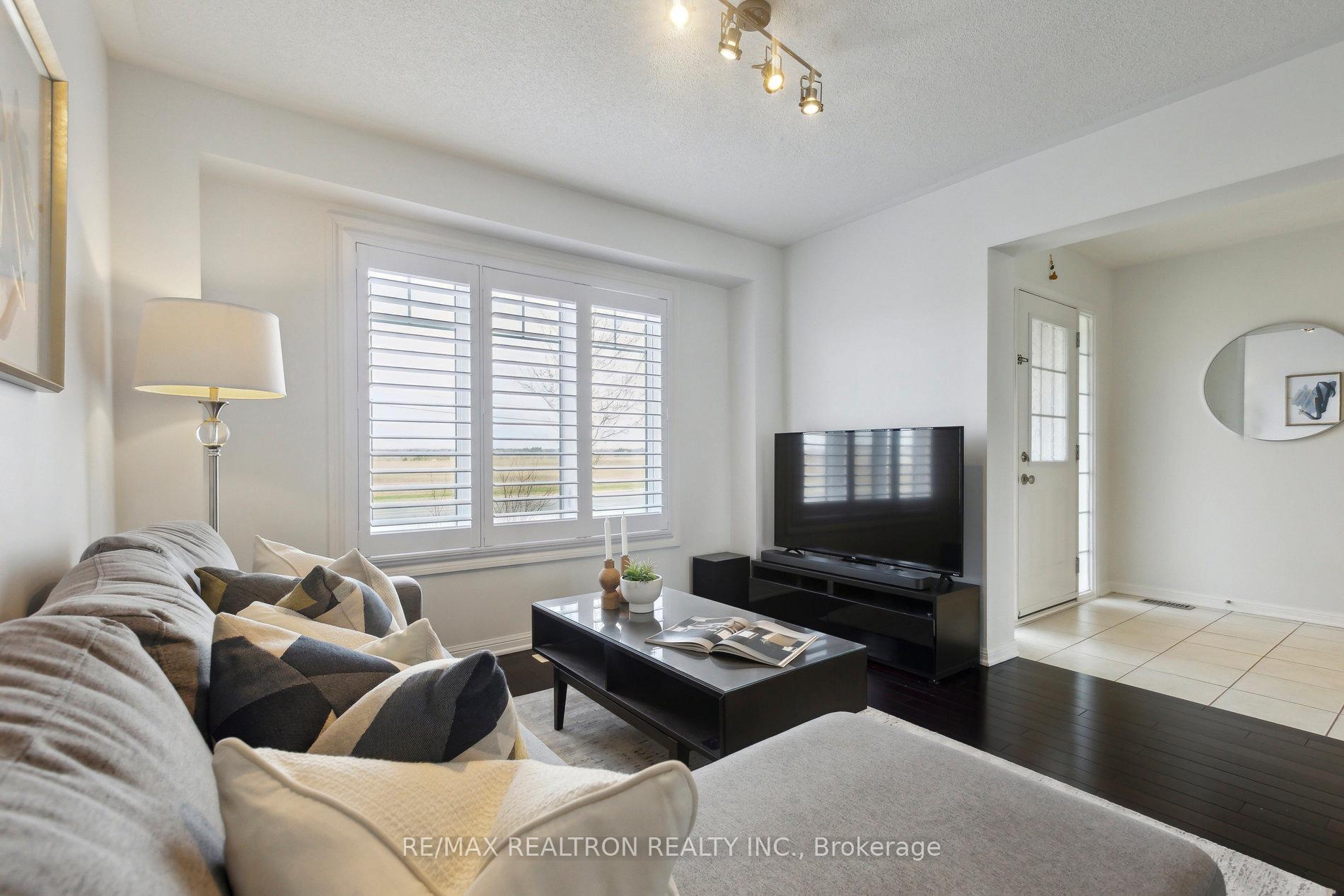 Photo 8 of 302 Gas Lamp Lane, Markham, Cornell — HOMEH