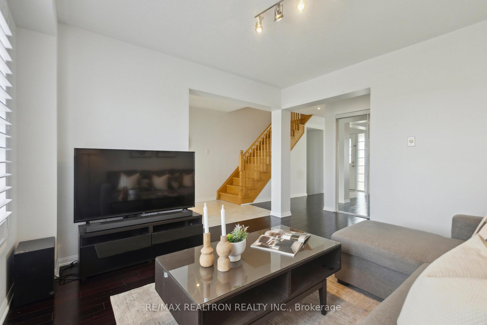 Photo 9 of 302 Gas Lamp Lane, Markham, Cornell — HOMEH