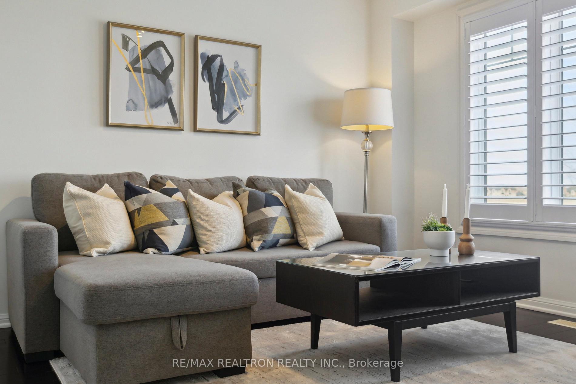 Photo 10 of 302 Gas Lamp Lane, Markham, Cornell — HOMEH