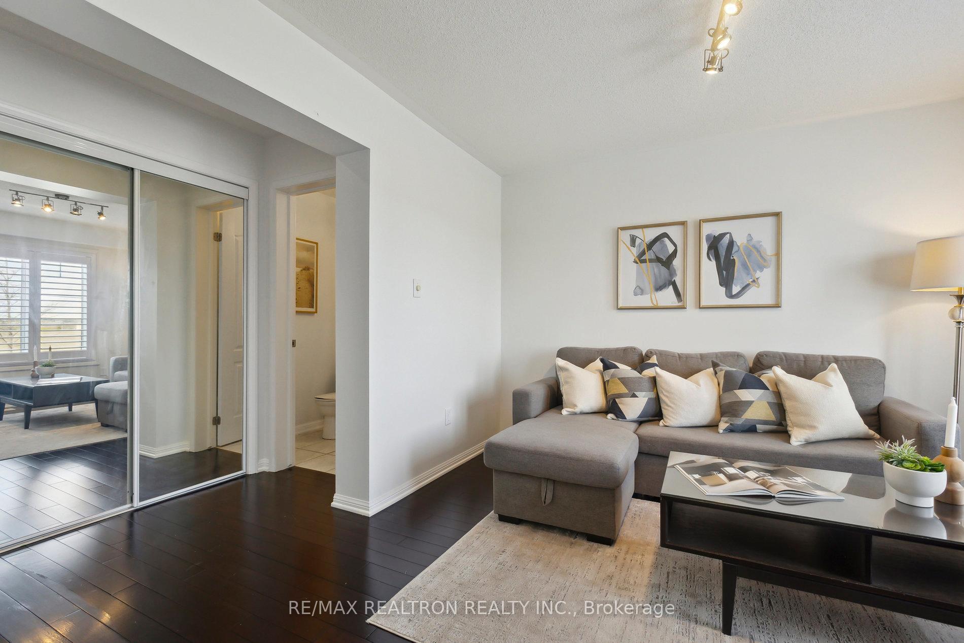 Photo 11 of 302 Gas Lamp Lane, Markham, Cornell — HOMEH